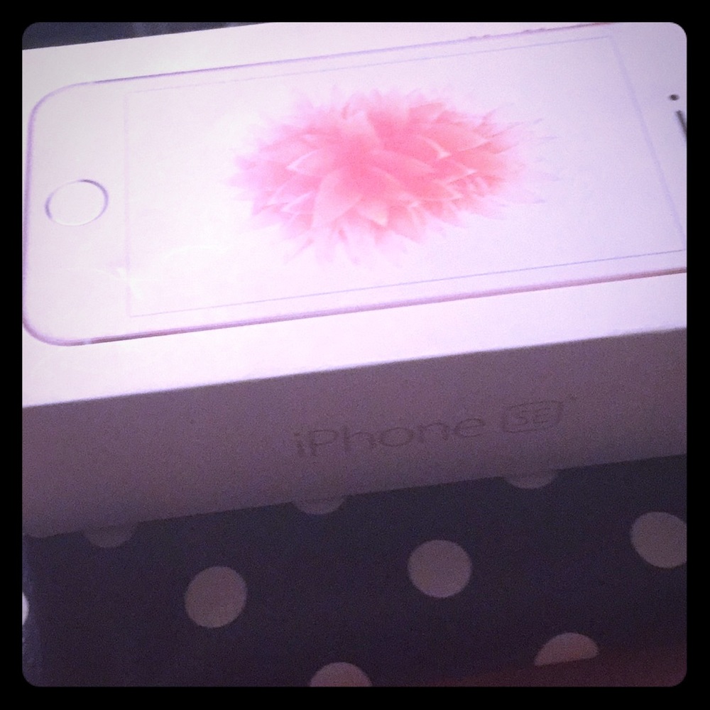 iPhone SE brok but w/ box & everything w/ purchase